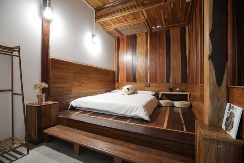 Basic Cabin | Memory foam beds, laptop workspace, blackout drapes, soundproofing