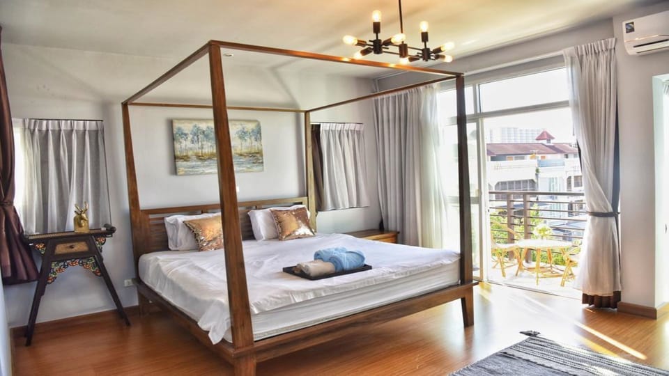Panoramic Studio | Memory foam beds, laptop workspace, blackout drapes, soundproofing