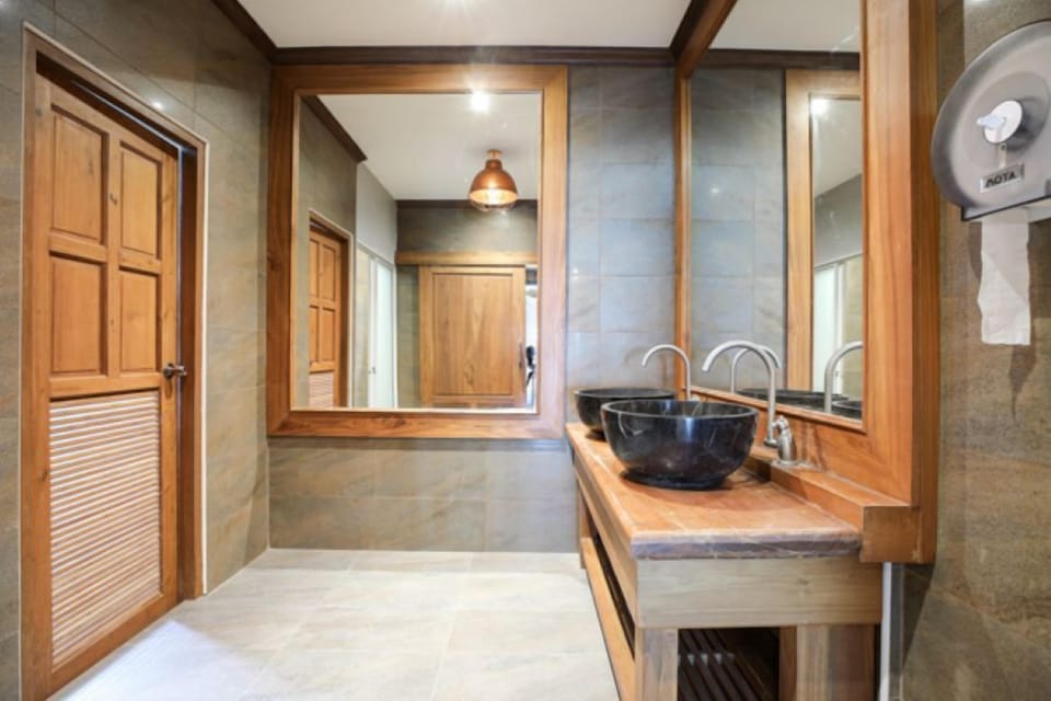 Basic Cabin | Bathroom | Rainfall showerhead, hair dryer, slippers, towels