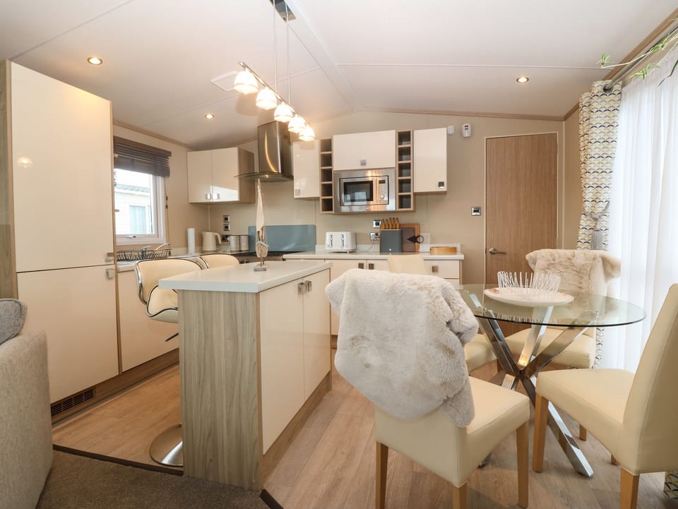 Cottage | Private kitchen | Fridge, dishwasher, electric kettle, toaster