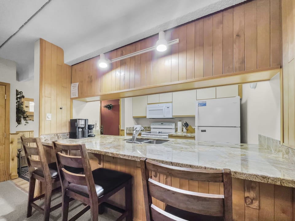 Condo, 2 Bedrooms | Private kitchen | Fridge, oven, coffee/tea maker, toaster