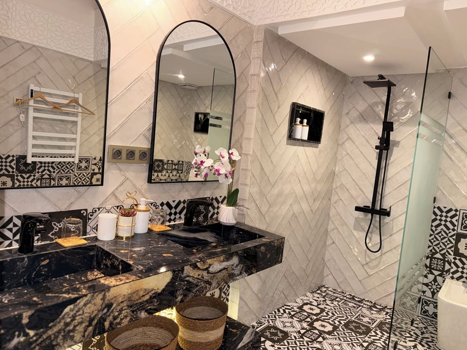 Deluxe Suite, 1 Bedroom, Non Smoking, Courtyard View | Bathroom | Separate tub and shower, free toiletries, hair dryer, bathrobes