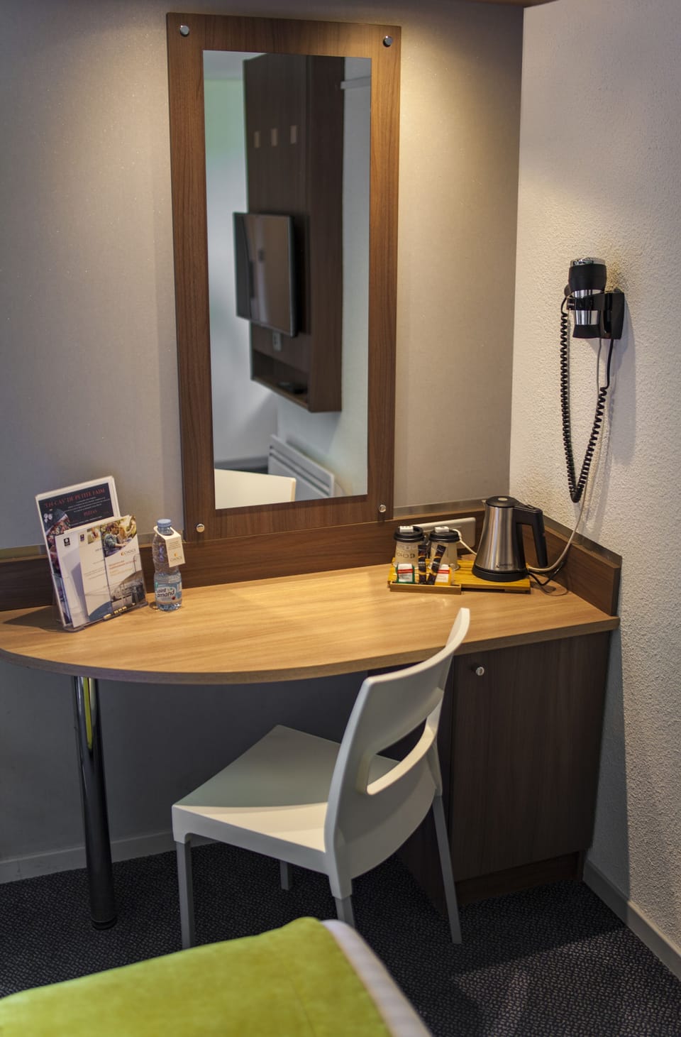 Premium bedding, in-room safe, desk, blackout drapes