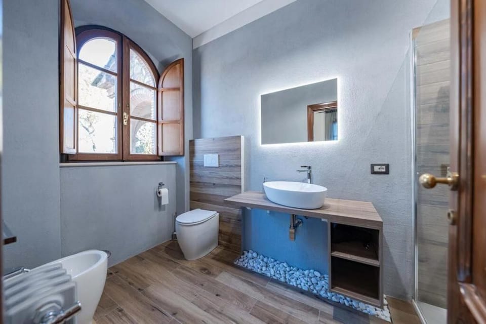 Basic Double Room | Bathroom | Bathtub, free toiletries, hair dryer, bathrobes
