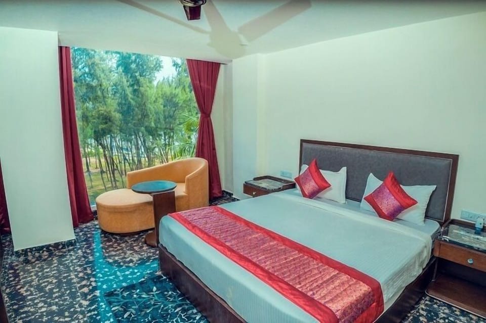 Deluxe Double Room, 1 King Bed | Premium bedding, memory foam beds, soundproofing, rollaway beds