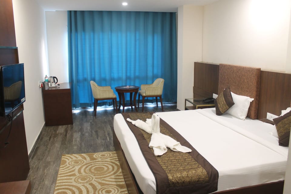 Classic Double Room, 1 King Bed | Premium bedding, memory foam beds, soundproofing, rollaway beds