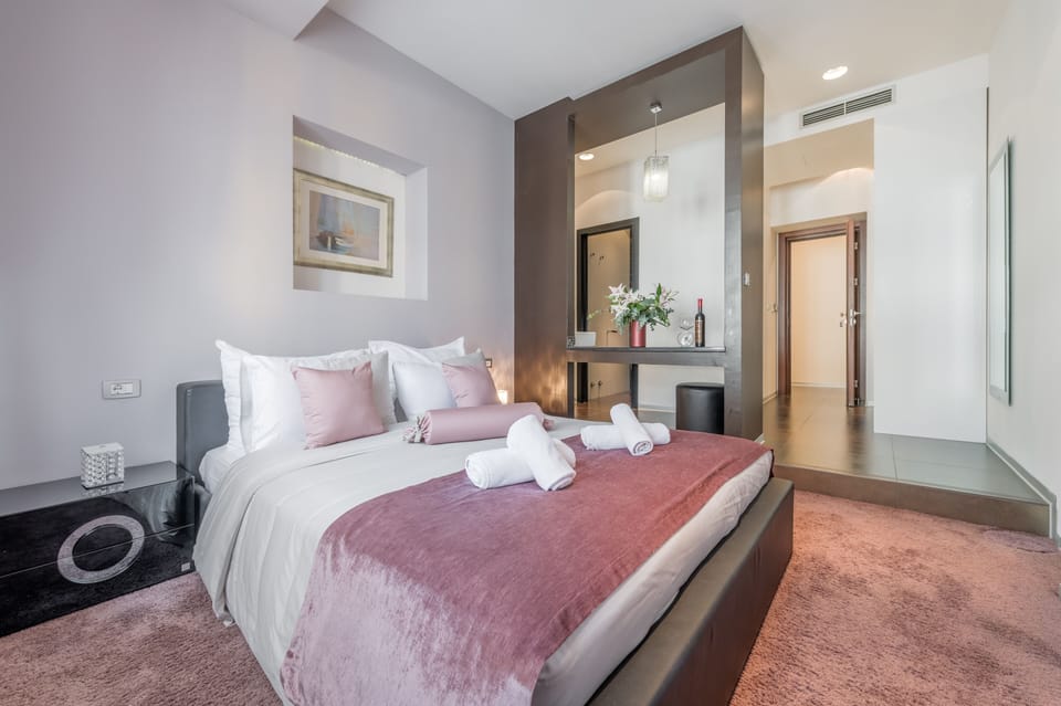 Deluxe Double Room with City View | Premium bedding, Select Comfort beds, in-room safe