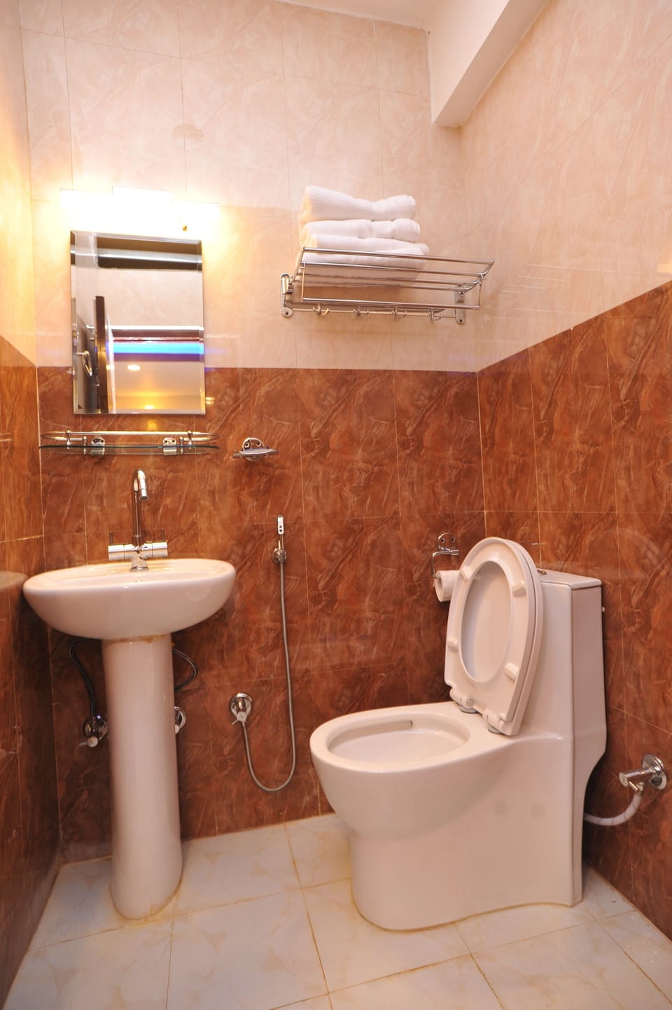 Deluxe Twin Room, 2 Twin Beds, City View | Bathroom | Shower, hydromassage showerhead, free toiletries, hair dryer