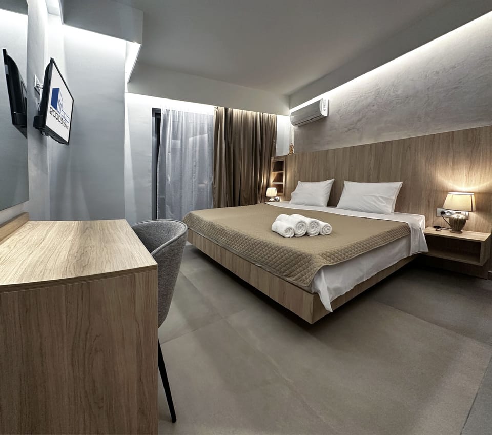 Junior Suite, 1 King Bed, Jetted Tub, City View | Minibar, blackout drapes, soundproofing, iron/ironing board
