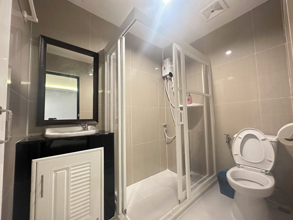 Standard Room, 1 Bedroom | Bathroom | Shower, rainfall showerhead, hair dryer, bidet