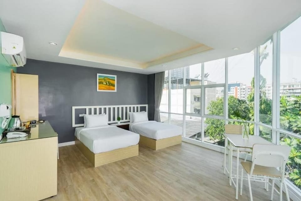 Suite | Desk, WiFi (free), bed sheets
