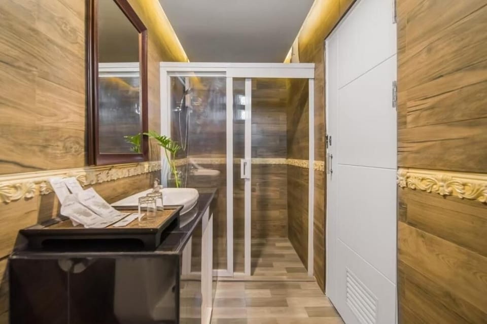 Suite | Bathroom | Shower, rainfall showerhead, hair dryer, bidet