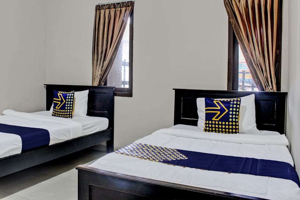 Economy Twin Room | Desk, laptop workspace, WiFi (free), bed sheets