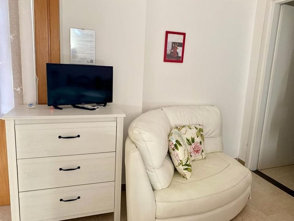 Design Double or Twin Room | Down comforters, desk, laptop workspace, free WiFi