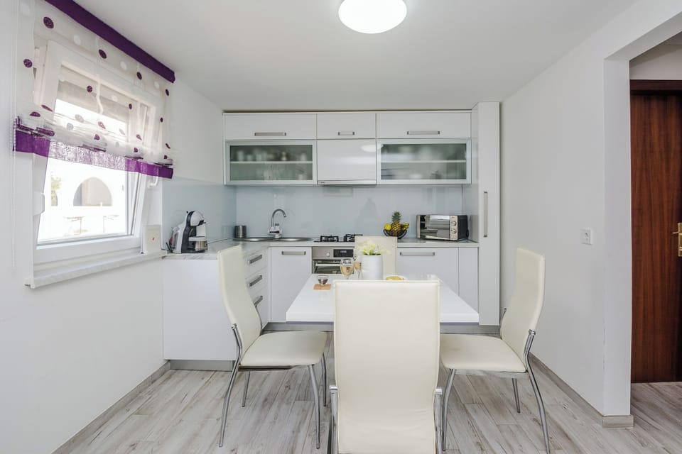 Comfort House | Private kitchen | Full-size fridge, microwave, oven, toaster