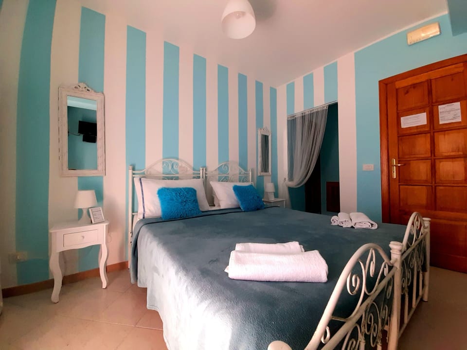 Family Room, Balcony | Premium bedding, in-room safe, desk, blackout drapes
