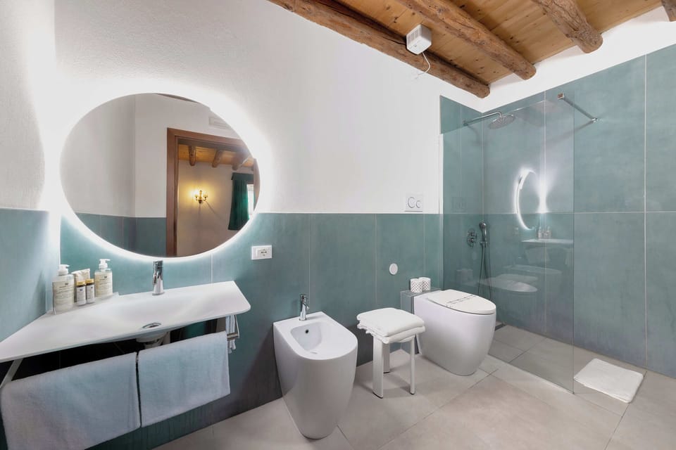 Family Suite | Bathroom | Shower, free toiletries, hair dryer, bidet