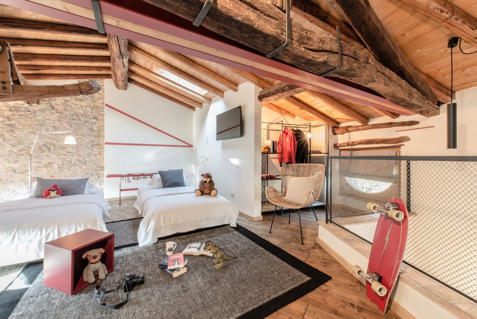 Deluxe Double or Twin Room | Down comforters, free WiFi, bed sheets