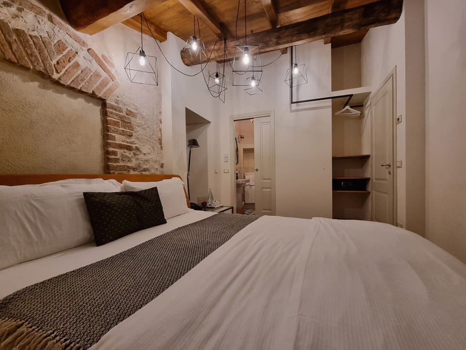 Comfort Suite, Non Smoking, City View | Down comforters, free WiFi, bed sheets