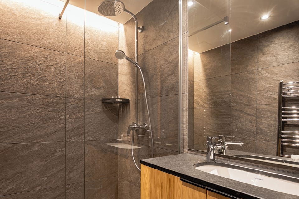 Economy Single Room | Bathroom | Free toiletries, hair dryer, towels