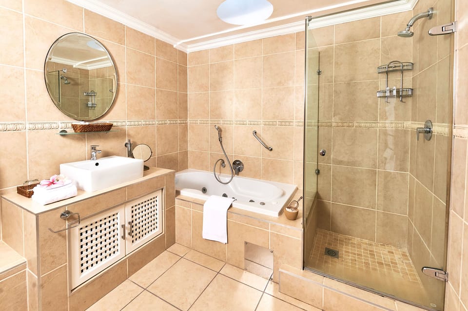 Forest Mahogany - Honeymoon Suite | Bathroom | Free toiletries, hair dryer, bathrobes, slippers