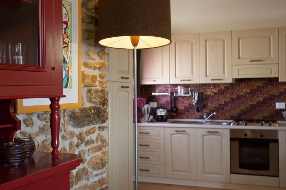 Full-size fridge, oven, stovetop, coffee/tea maker