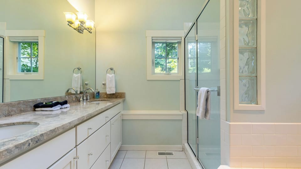 Panoramic Saratoga Passage Views Elegant Whidbey Home by Avantstay Cottage in Camano Island