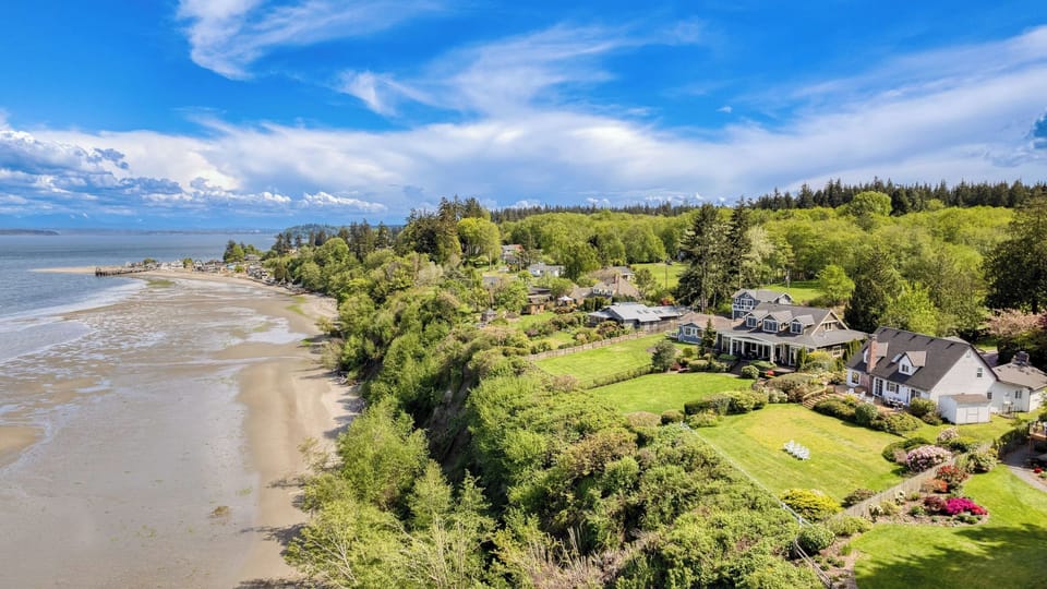 Colonial Bluff House Above the Sea by Avantstay Cottage in Langley
