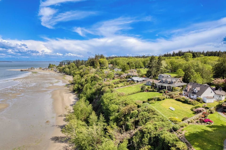Colonial Bluff House Above the Sea by Avantstay Cottage in Langley