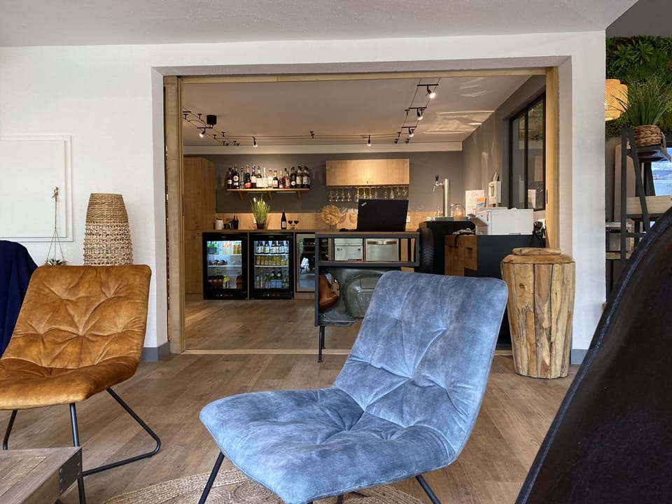 Lobby lounge