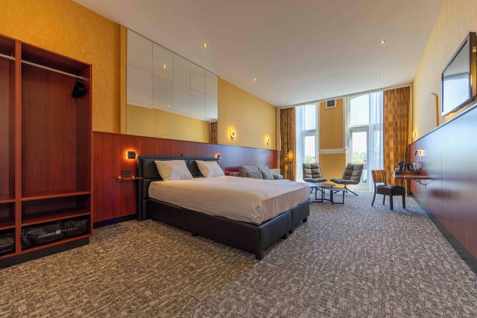 Suite, Balcony | Desk, blackout drapes, free WiFi, bed sheets