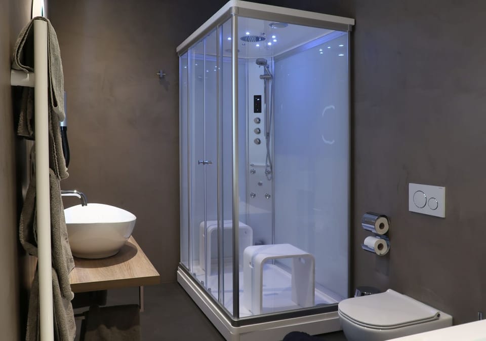 Suite | Bathroom | Hair dryer, towels