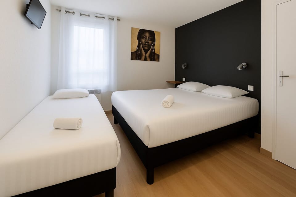 Desk, soundproofing, free WiFi, bed sheets