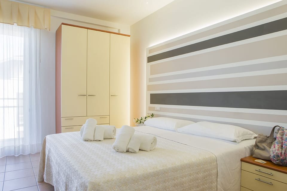 Standard Double or Twin Room | Hypo-allergenic bedding available, in-room safe, desk, WiFi (free)