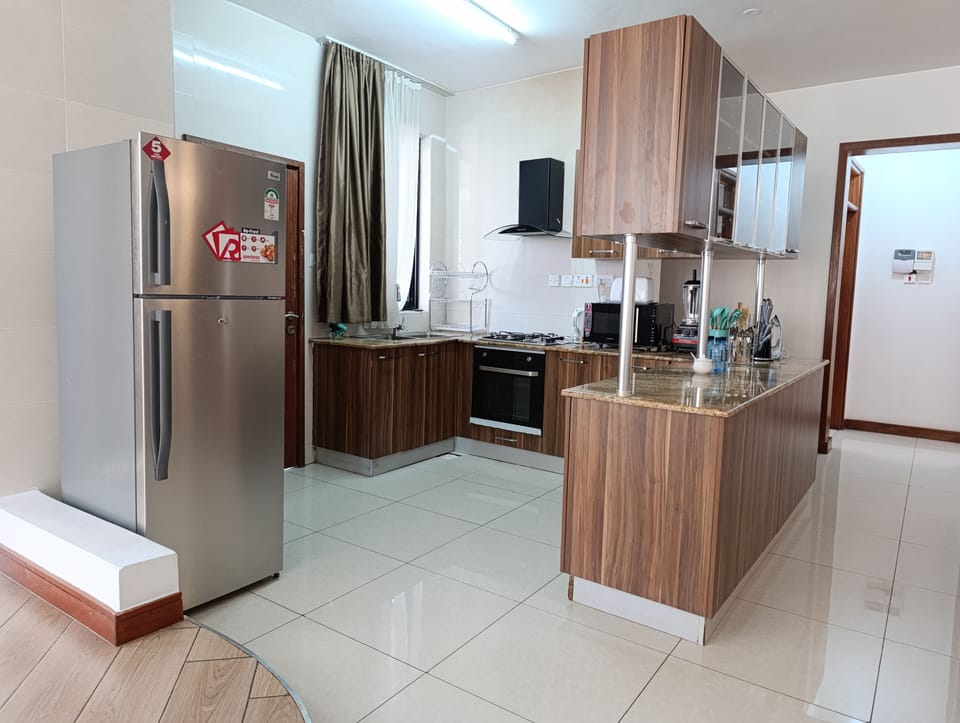 Full-size fridge, microwave, oven, toaster