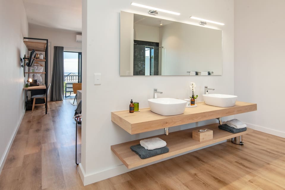 Honeymoon Suite | Bathroom | Hair dryer, towels, soap, shampoo