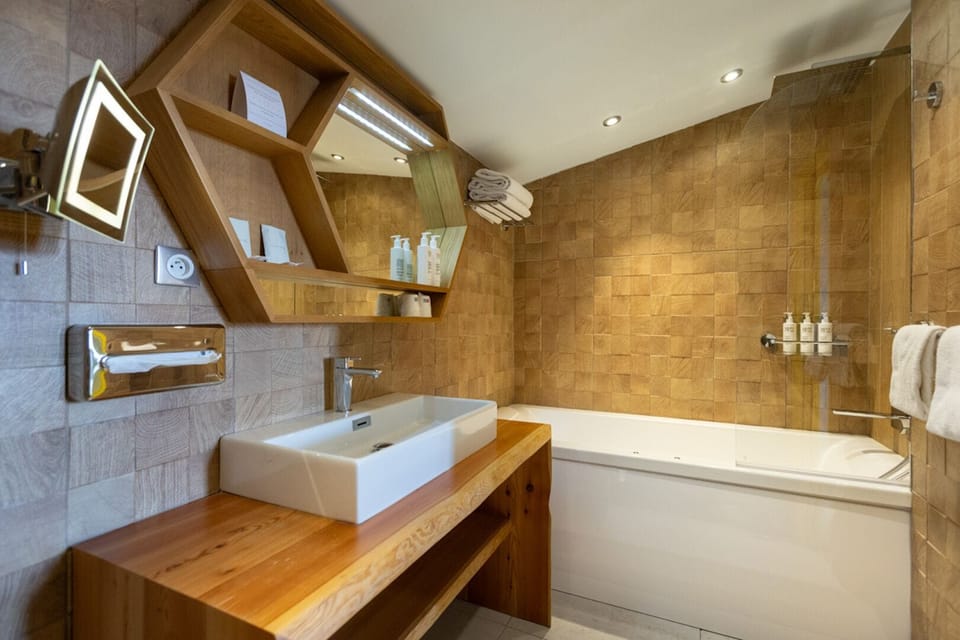 Bathtub, free toiletries, hair dryer, bathrobes