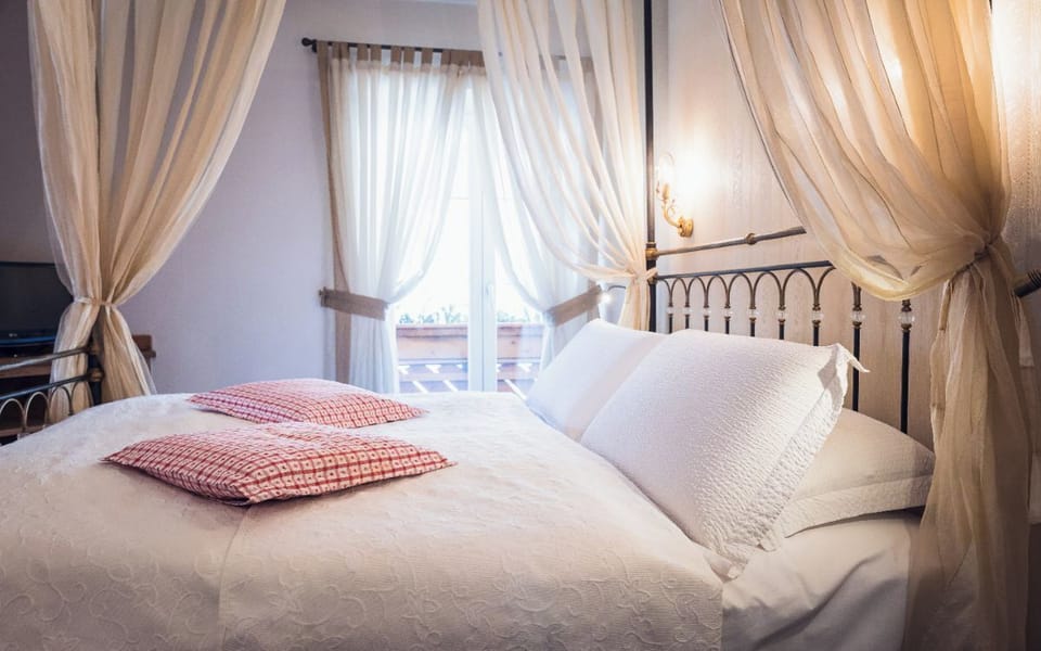 Romantic Suite | Down comforters, desk, soundproofing, free WiFi