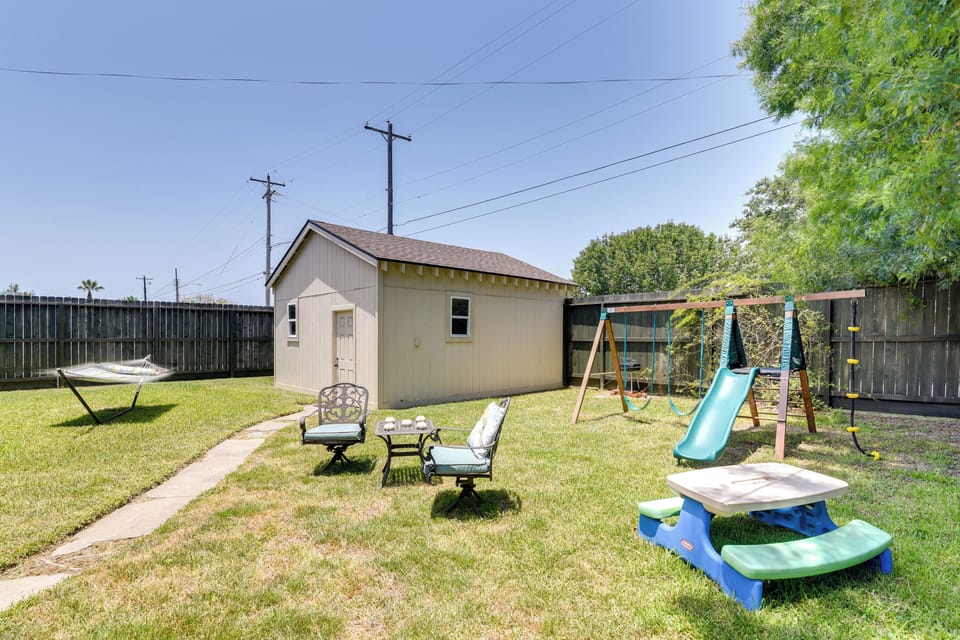 Galveston Getaway w/ Hot Tub & Fenced-in Yard! Cottage in Galveston Island