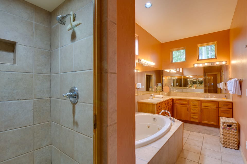 Hot Tub & Ski Shuttle: Rustic Breckenridge Retreat Cottage in Breckenridge