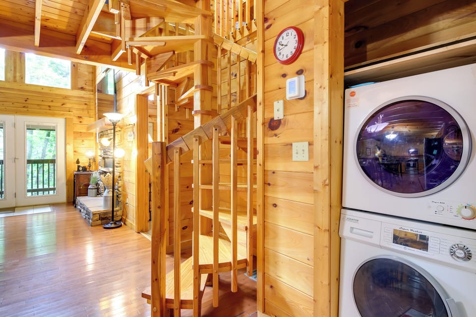 Hot Tub + Pool Table: Secluded Seiverville Cabin Cottage in Gatlinburg
