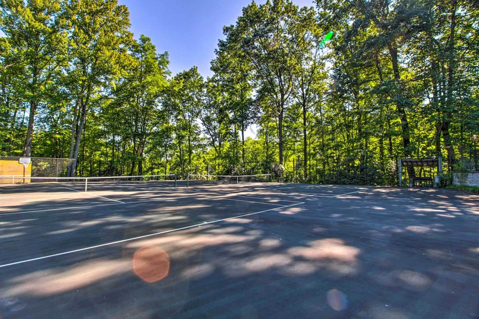 Smoky Mtn Cabin w/ Hot Tub Near Ober Gatlinburg Cottage in Gatlinburg
