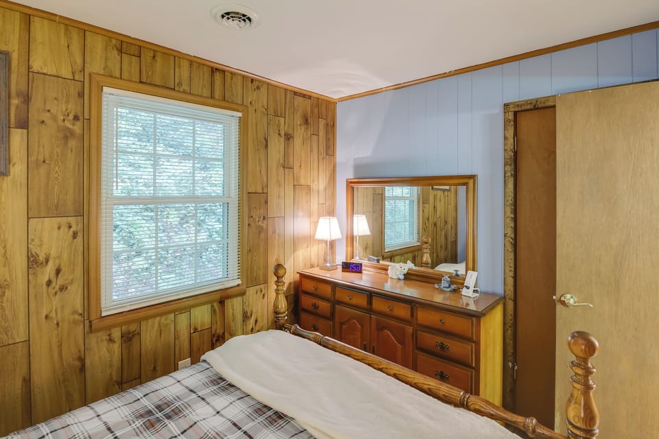 Wooded Cabin w/ Pool Table Near Dtwn Gatlinburg! Cottage in Gatlinburg