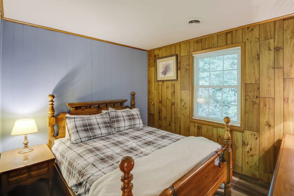 Wooded Cabin w/ Pool Table Near Dtwn Gatlinburg! Cottage in Gatlinburg