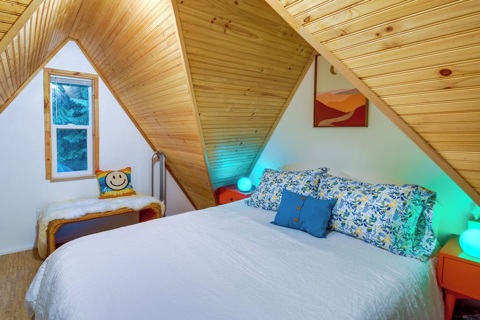 Adorable A-frame Cabin, Steps to Lake Cushman! Cottage in Lake Cushman
