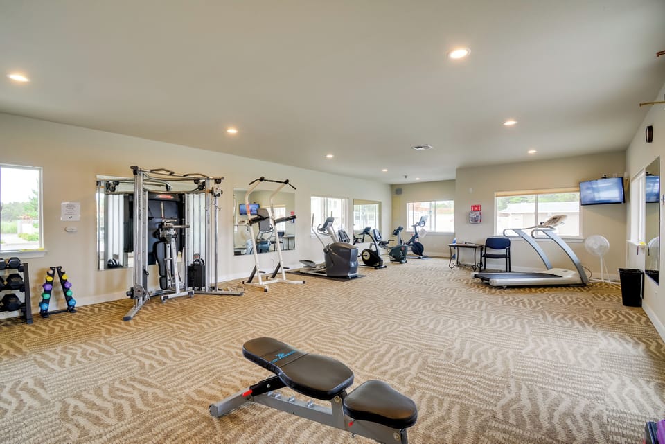 Walk to Beach: Panoramic Splendor Westport Condo Apartment in Westport