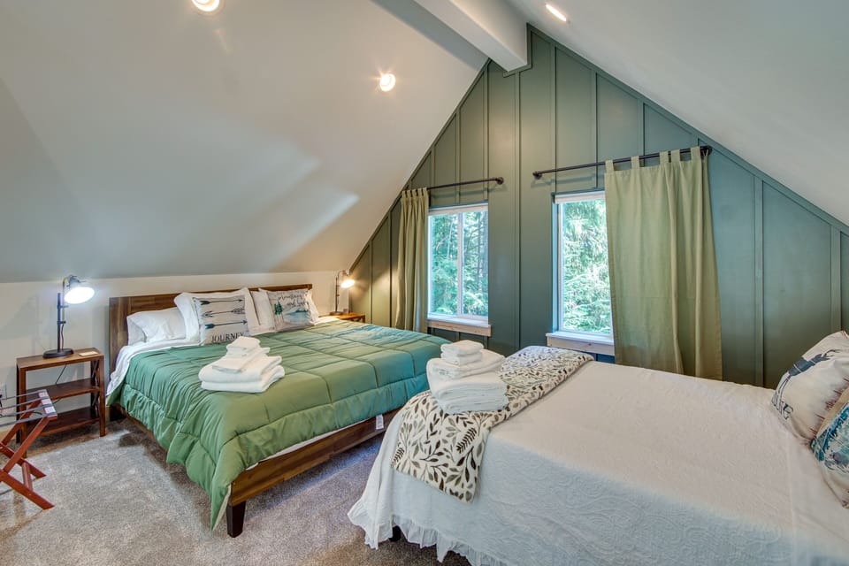 Unwind in Cle Elum: Hot Tub & Cozy Fireplace! Cottage in Kittitas County