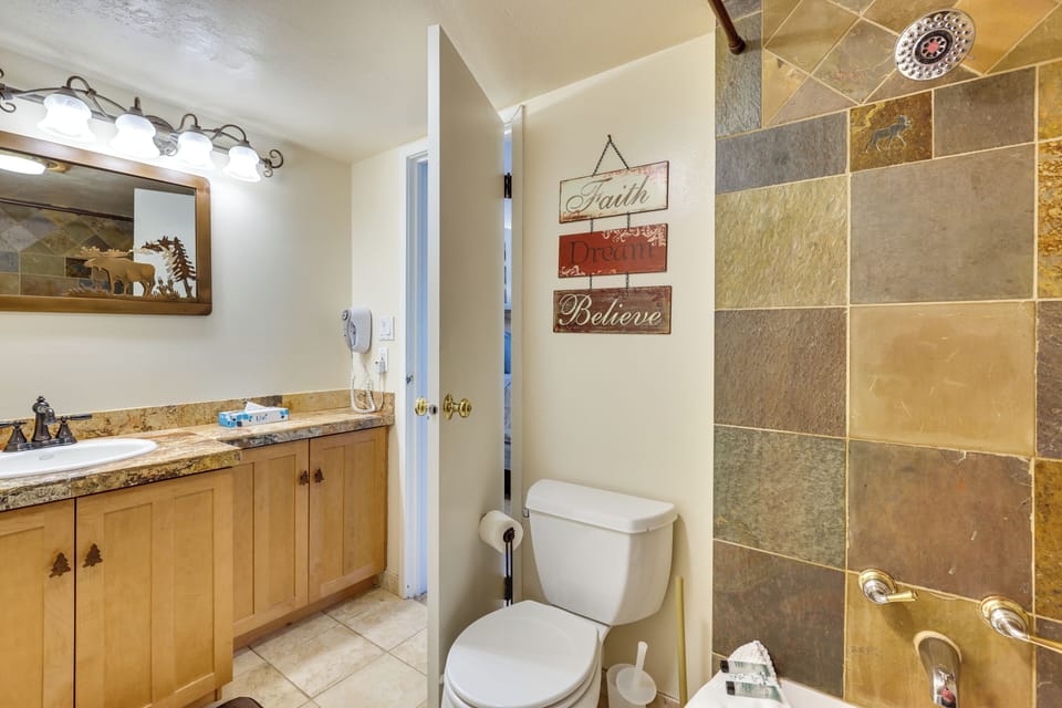 Keystone Condo on Shuttle Line < 1 Mi to Resort! Apartment in Keystone