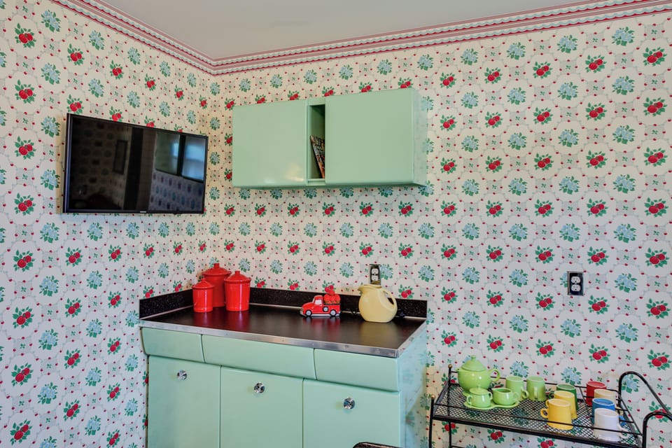 Retro-style Home in Ruston: Walkable Location! Cottage in Tacoma