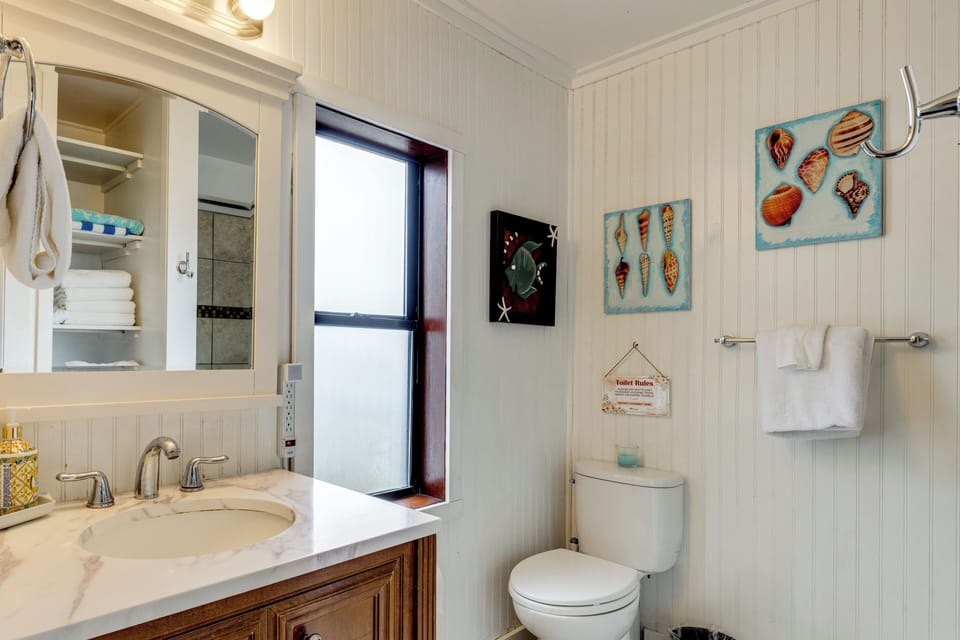 Beachfront Cottage on Seaside Promenade w/ Hot Tub Cottage in Seaside